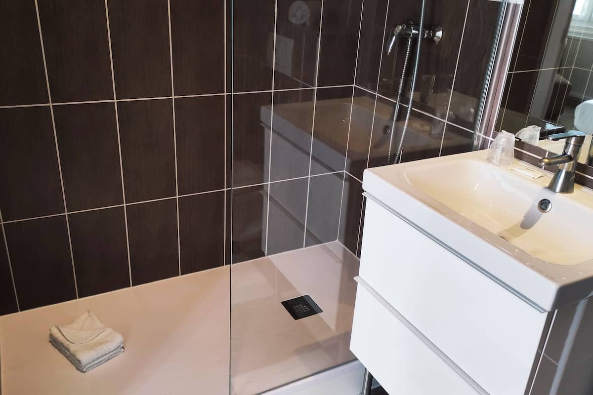 classic double room | bathroom | shower, free toiletries, hair dryer, towels