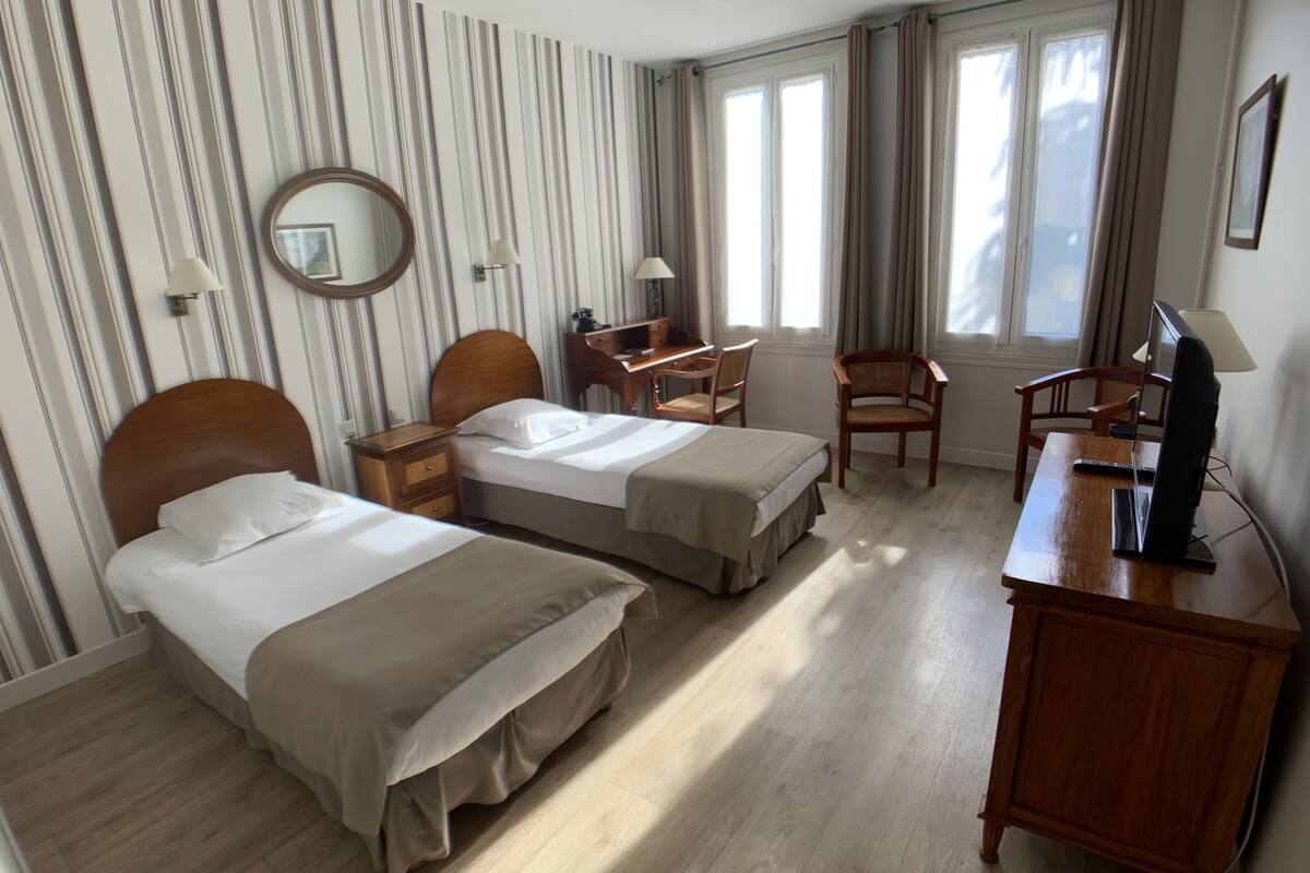 Habitación Confort con 2 camas individuales | Ropa de cama de alta calidad y escritorio