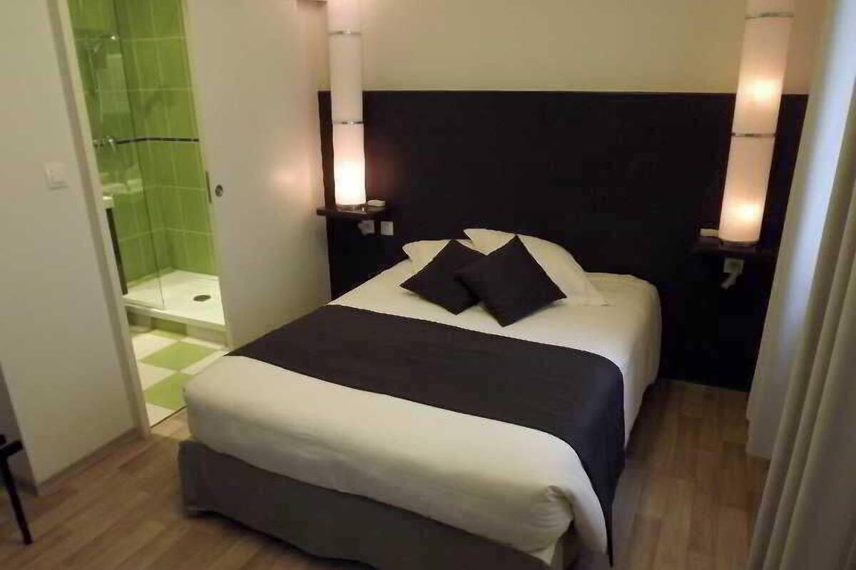 Ropa de cama de alta calidad y escritorio
