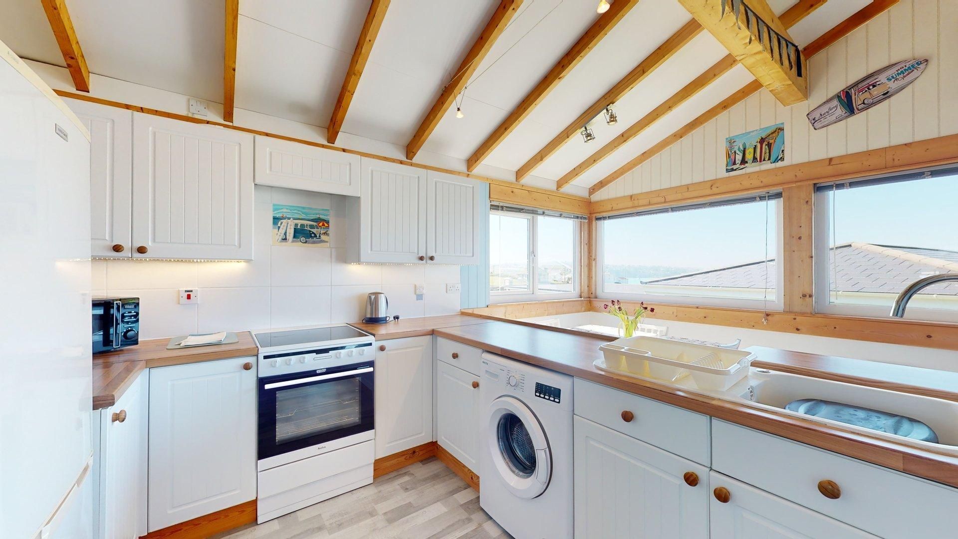 Kylskåp, mikrovågsugn, ugn och spishäll