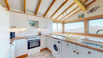 Kylskåp, mikrovågsugn, ugn och spishäll