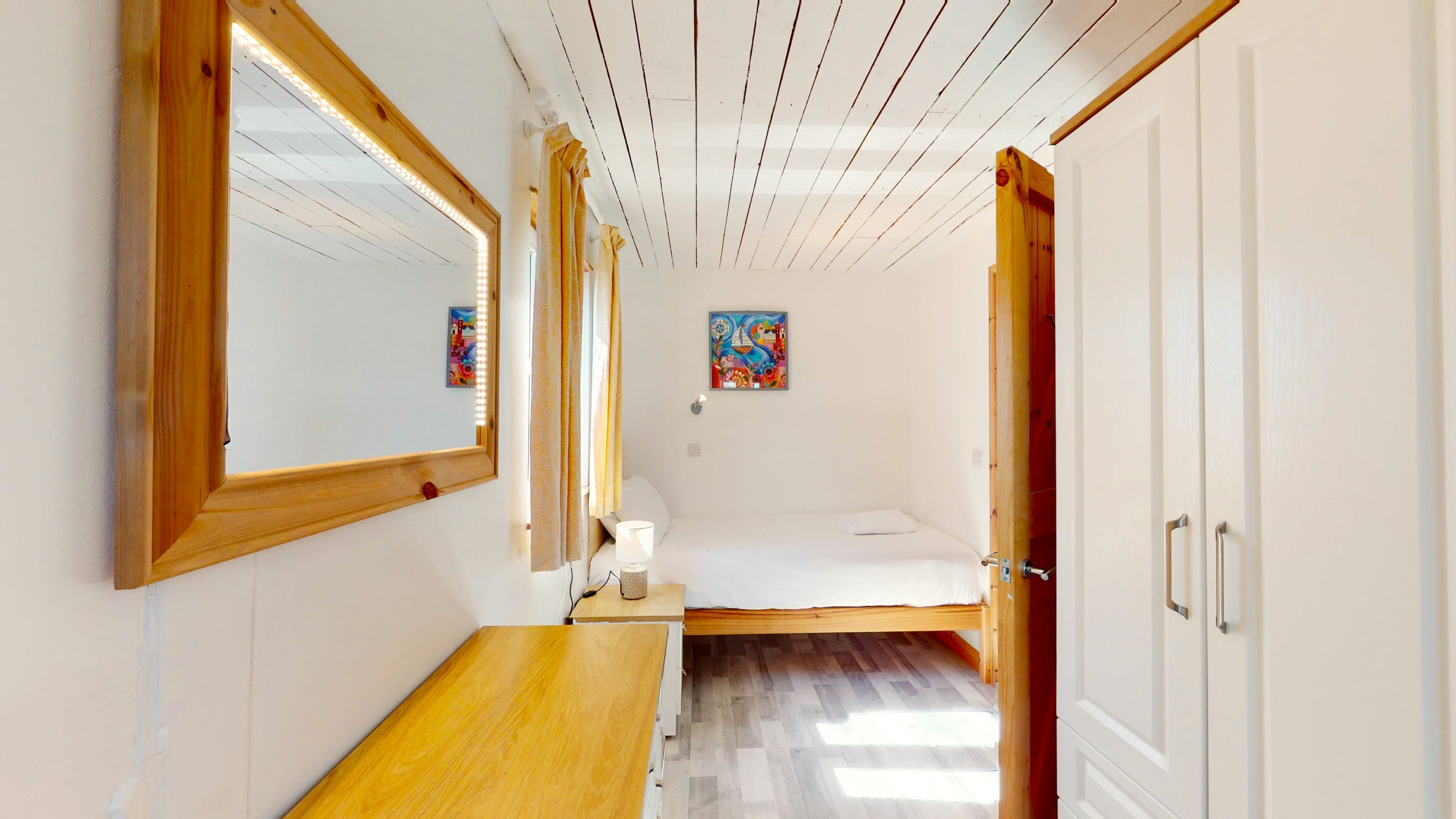 2 slaapkamers, een strijkplank/strijkijzer, reisbedje, internet