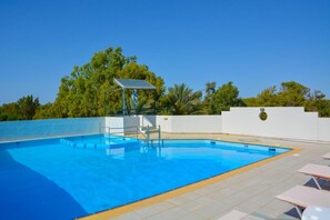 Seasonal outdoor pool, pool umbrellas, pool loungers - Ilias Apartments (Chania)
