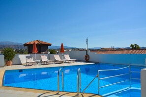 Piscina externa sazonal, guarda-sóis, espreguiçadeiras