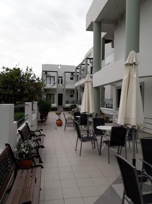 Outdoor dining - Ilias Apartments (Chania)