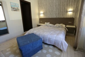 Dobbeltrom – classic | Senger med overmadrass, minibar, individuelt dekorert og skrivebord