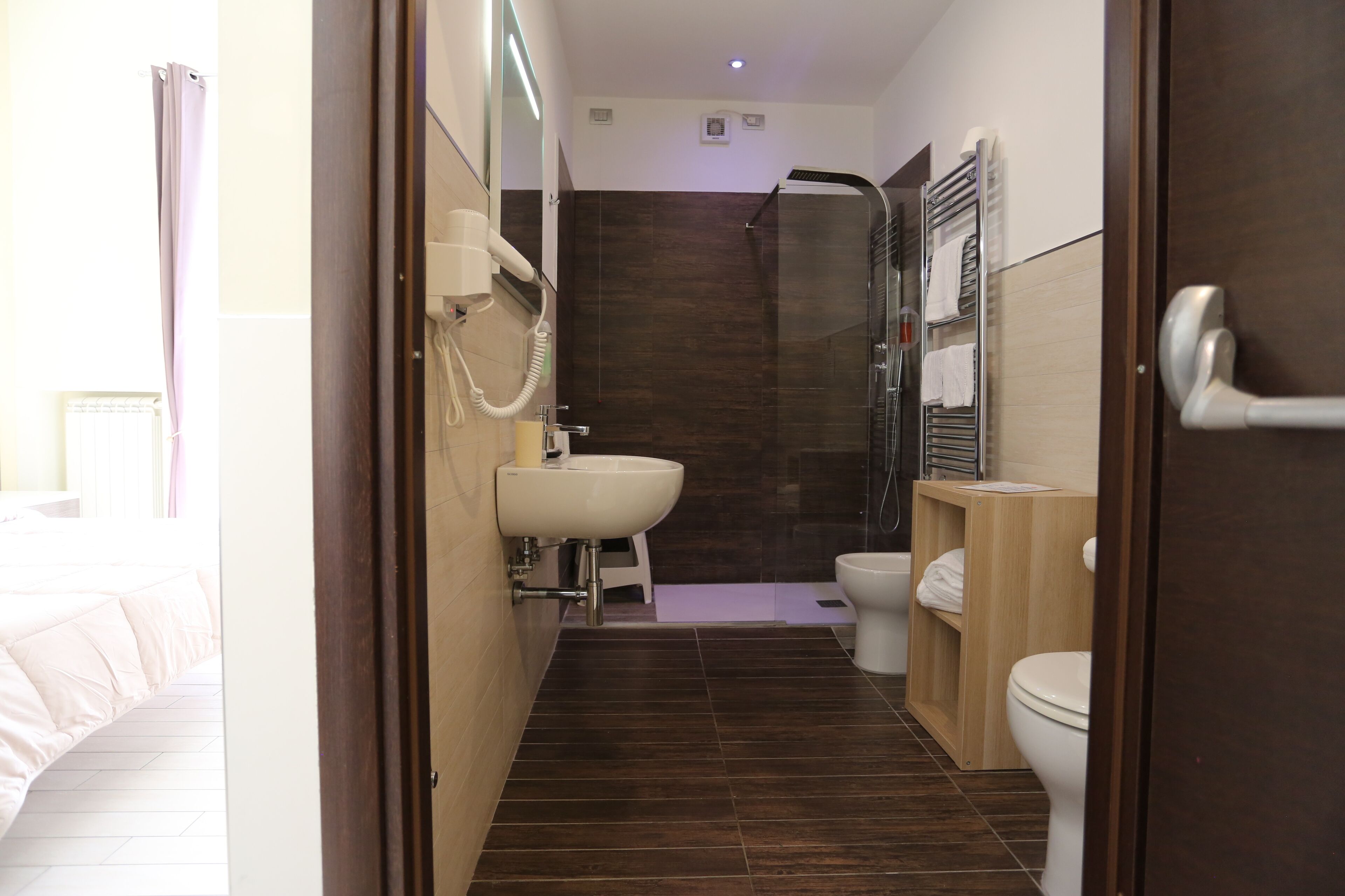 Un baño moderno con ducha, inodoro y lavabo.