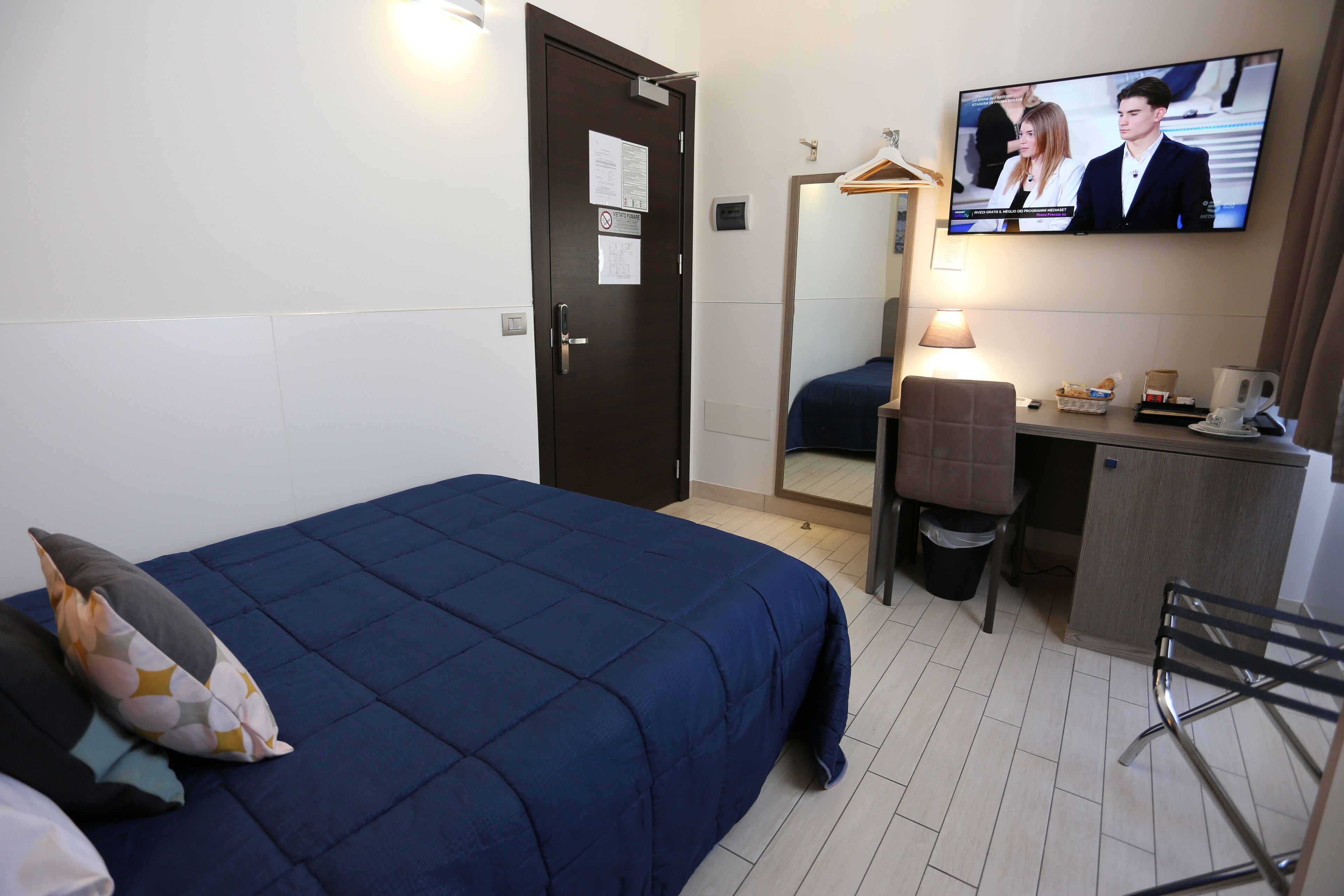 Habitación individual clásica | Colchones con acolchado adicional, minibar, decoración individual