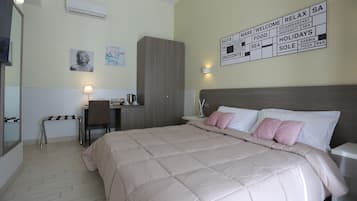 Quarto casal clássico, sacada | Camas com colchões pillow-top, frigobar, individualmente decorados