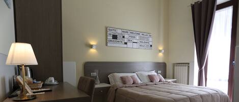 أسرّة بطبقة علوية مريحة وميني بار وبديكورات فريدة لكل غرفة ومكتب