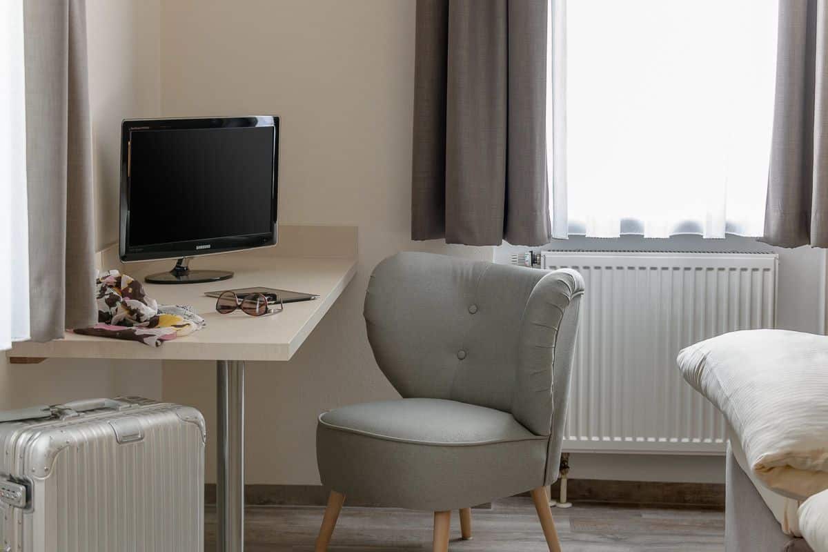 Desk, soundproofing, free WiFi, bed sheets