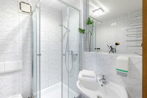 Shower, towels - sleepIN (Ingolstadt)