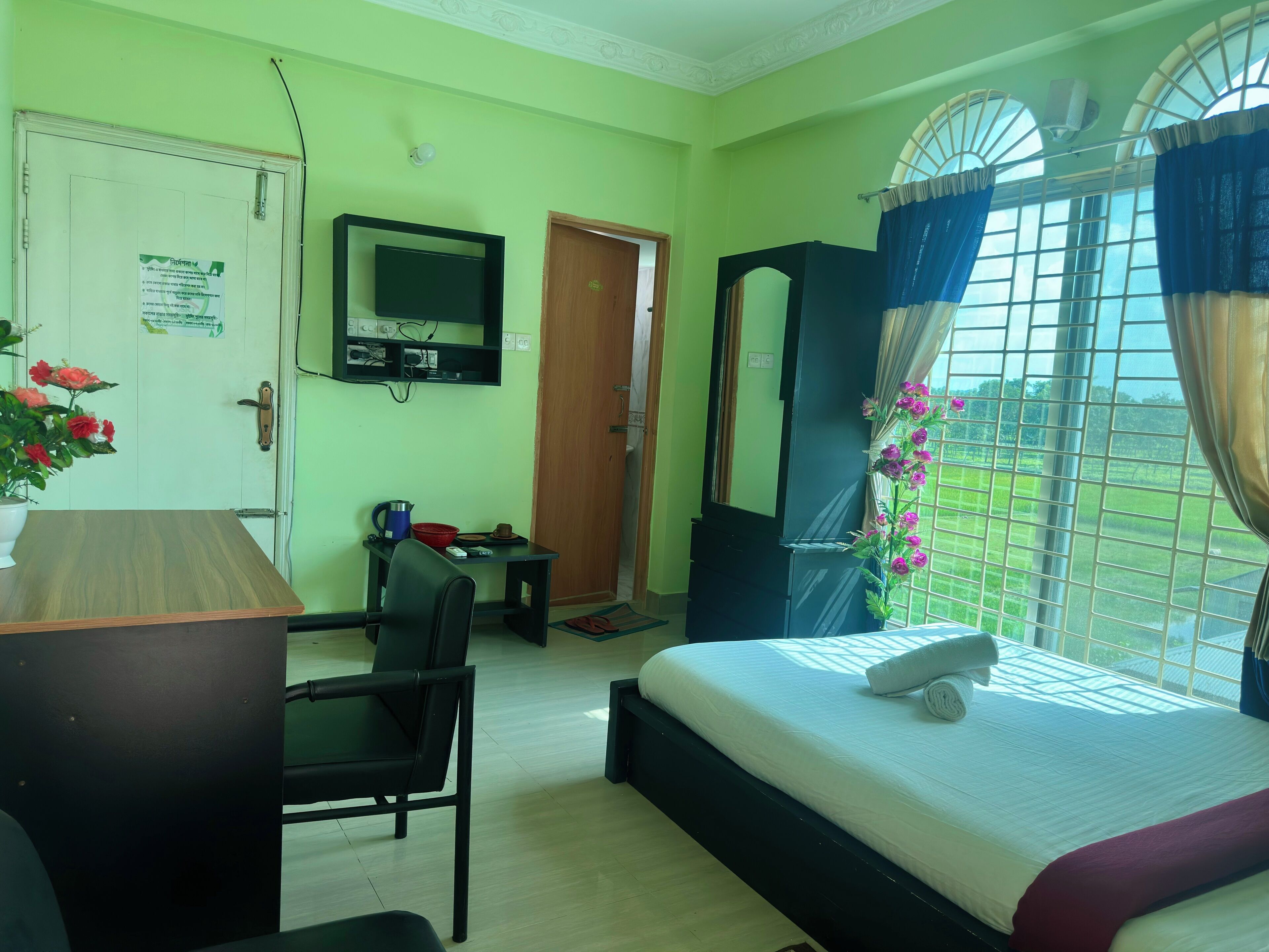 Executive tweepersoonskamer, 1 queensize bed, uitzicht op tuin | Donzen dekbedden, een kluis op de kamer, individueel gedecoreerd