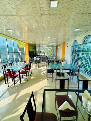 供應早餐、晚餐和早午餐，當地料理