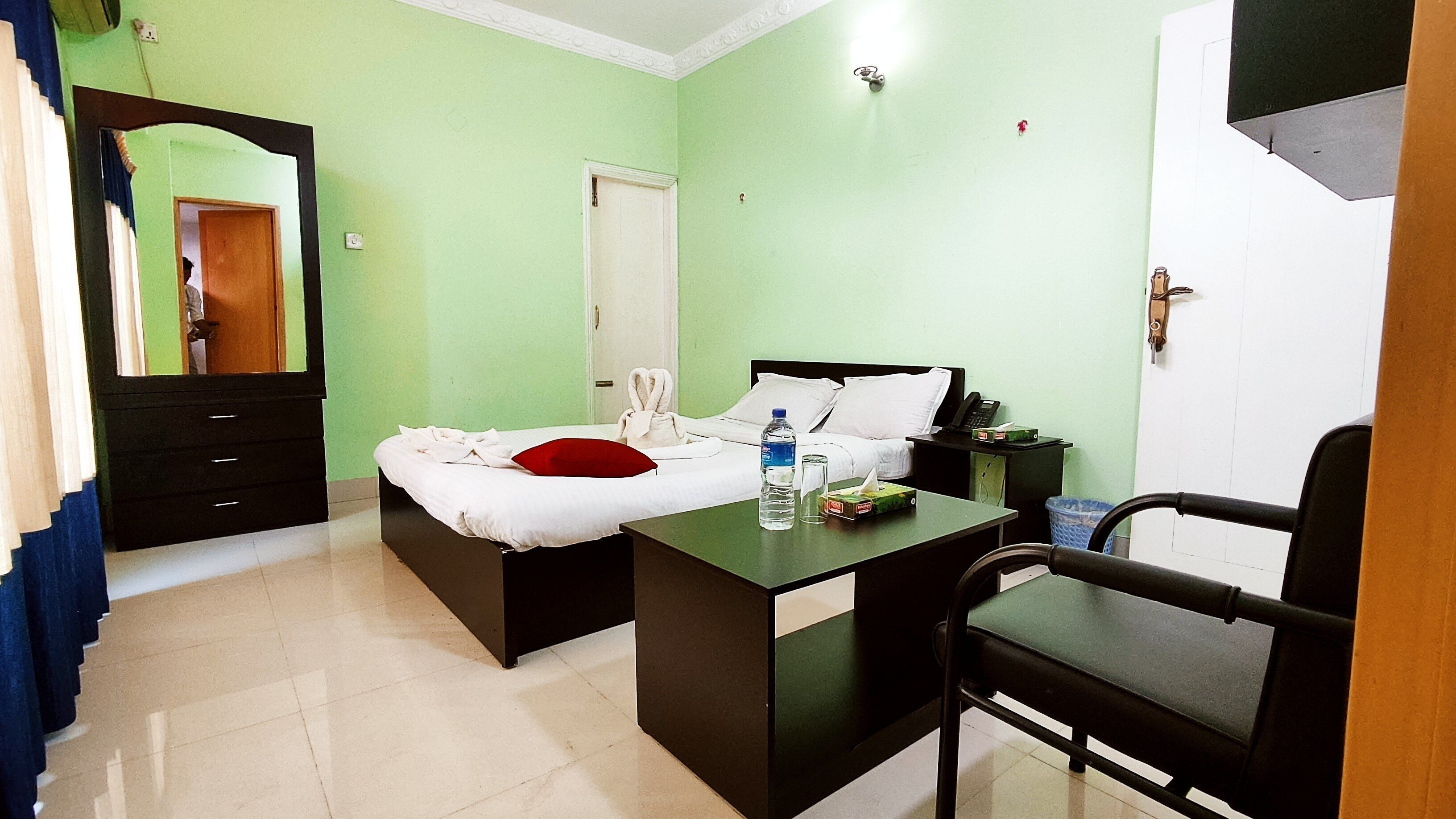 Habitación doble ejecutiva, 1 cama Queen size, acceso para personas con movilidad reducida | Edredón, caja de seguridad en la habitación y escritorio 