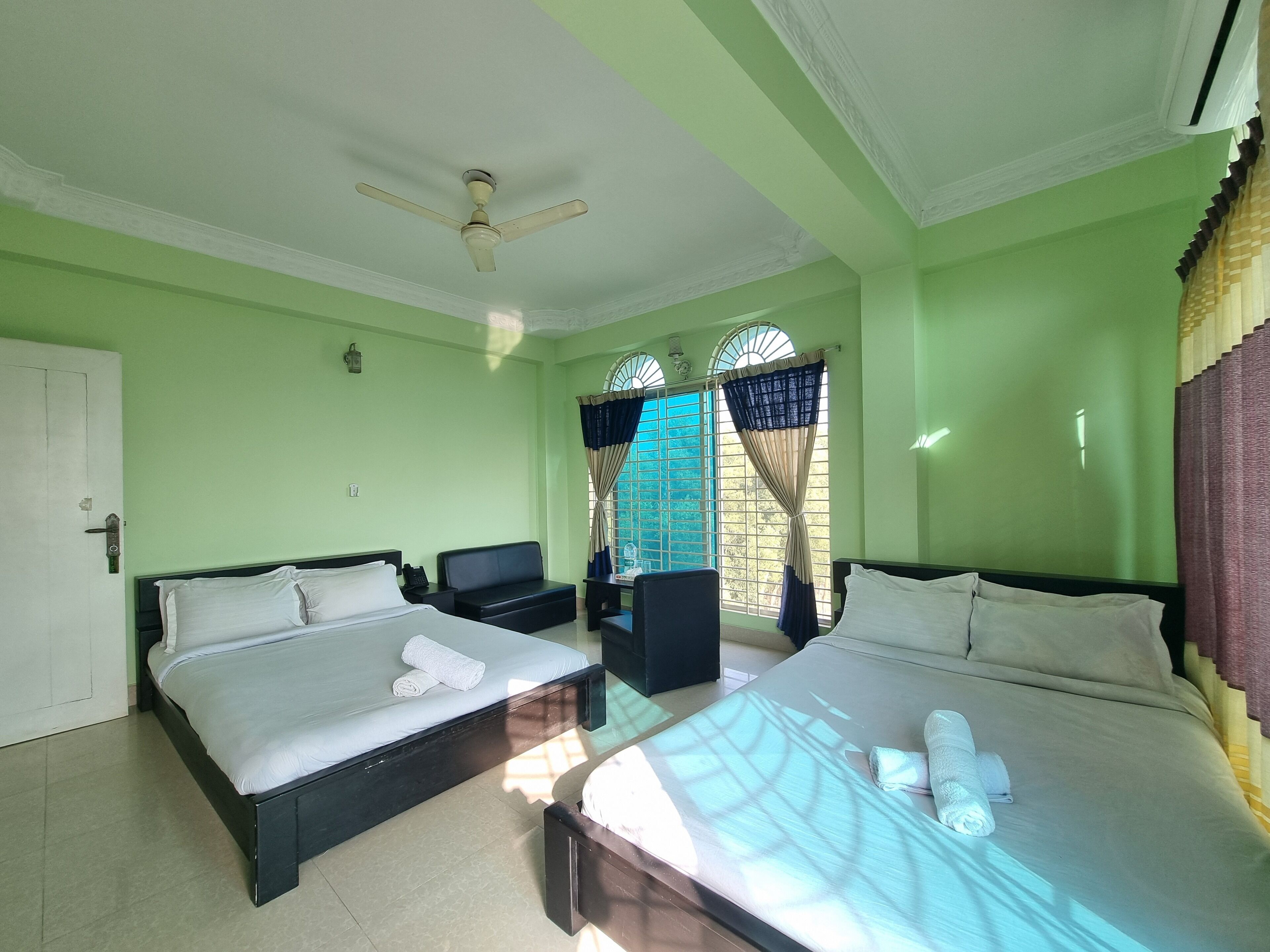 Luxe vierpersoonskamer | Donzen dekbedden, een kluis op de kamer, individueel gedecoreerd