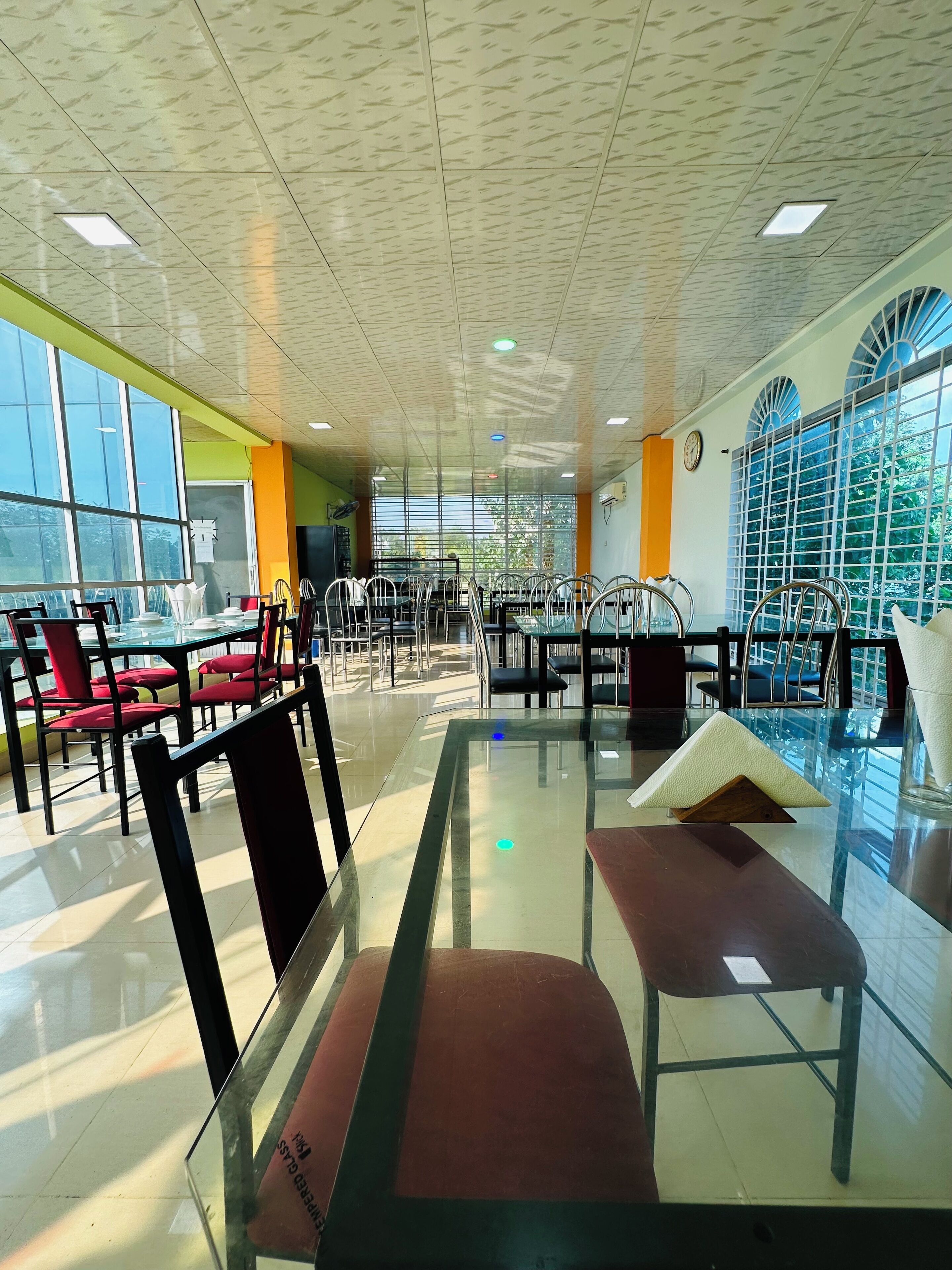 Petit déjeuner, dîner et brunch servis sur place, plats Cuisine locale 