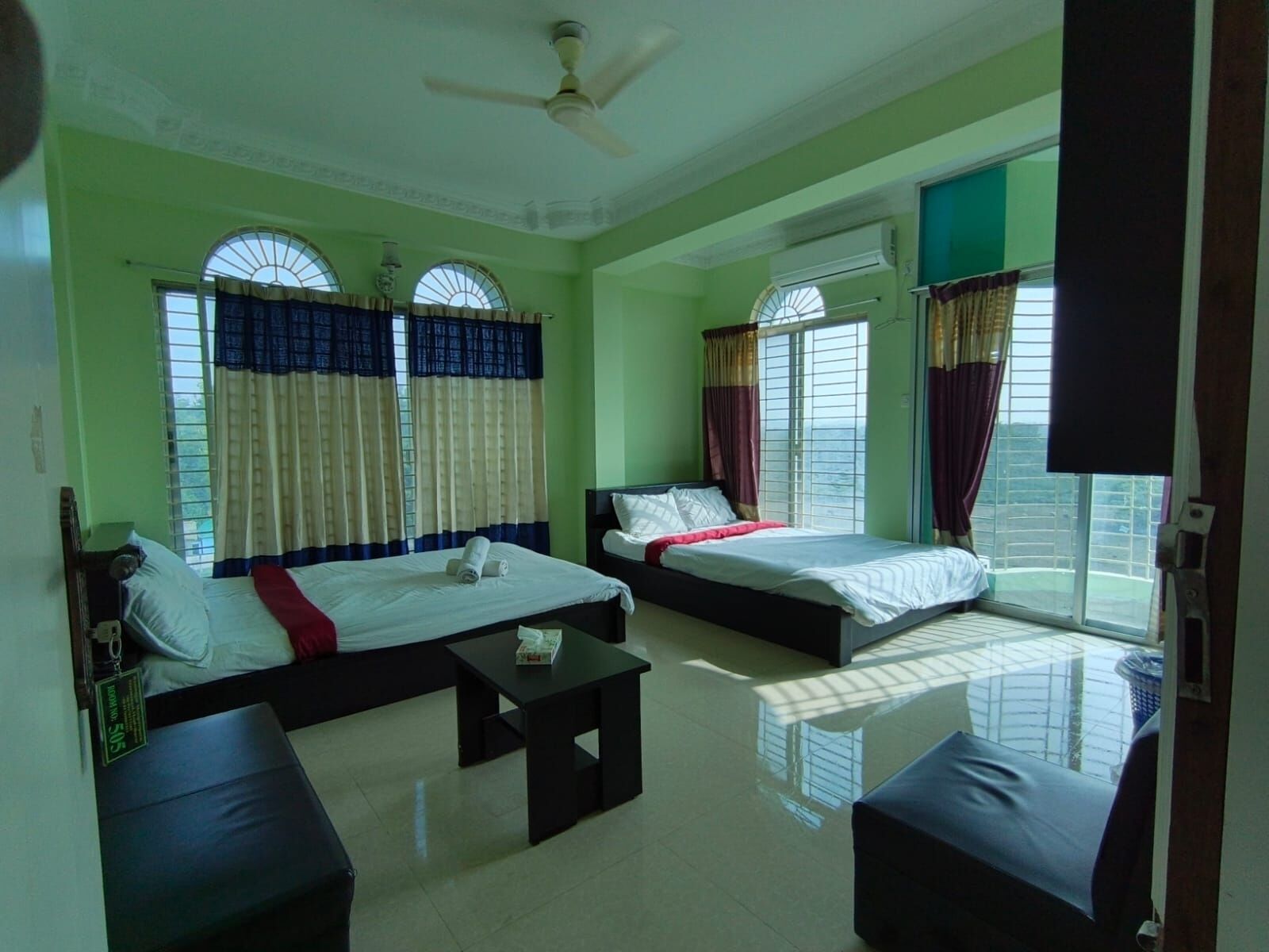 Quadrupla Luxury | Copriletto in piuma, una cassaforte in camera, con stile personalizzato