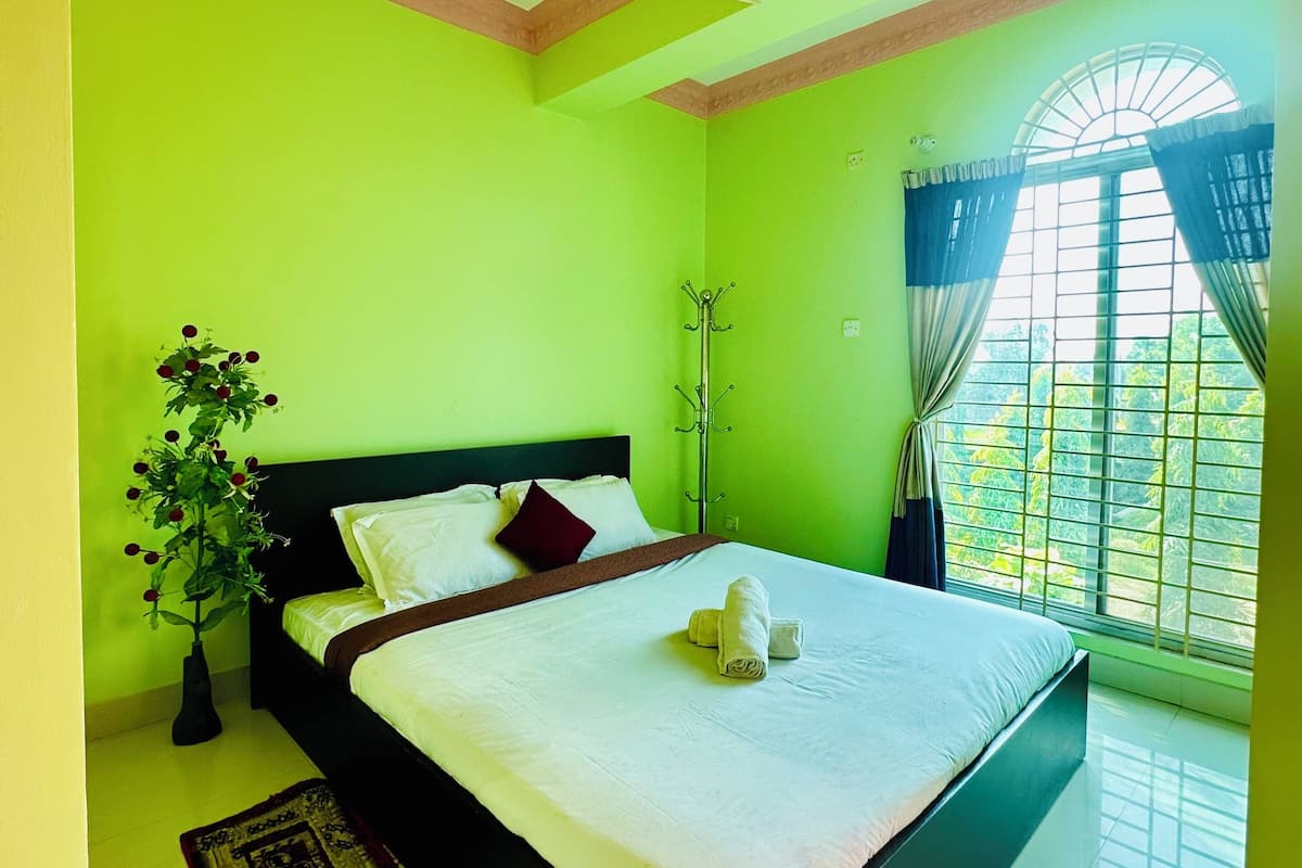Signature Studio | 1 bedroom, down comforters, in-room safe, individually decorated