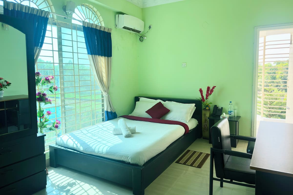 Premium Studio | 1 bedroom, down comforters, in-room safe, individually decorated