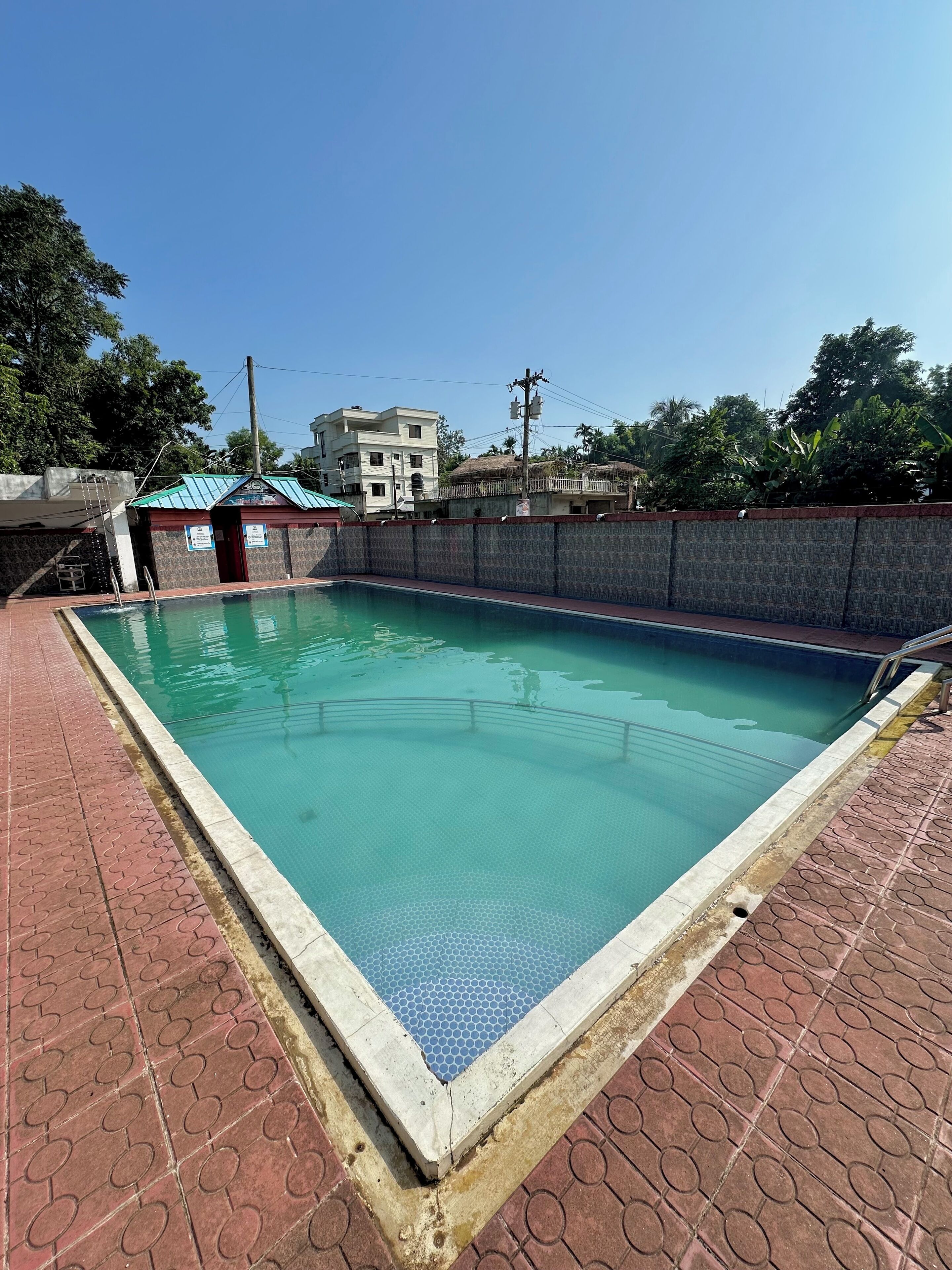 Kolam renang terbuka, kerusi lepak pantai 