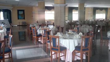 Lunch and dinner served