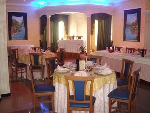Lunch and dinner served, Italian cuisine - Grandinetti Hotel (Parenti)