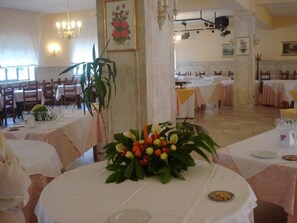 Déjeuner et dîner servis sur place