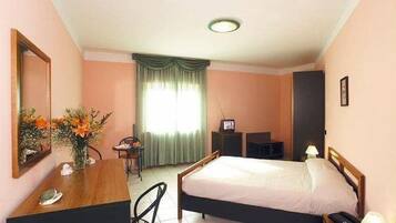 Camera doppia, vista montagna | 1 camera, una scrivania, culle/letti per bambini (a pagamento)