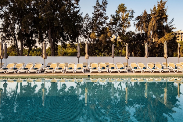 Una piscina cubierta, 2 piscinas al aire libre, sombrillas, tumbonas