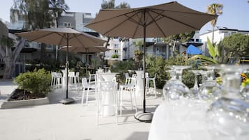 Poolside bar