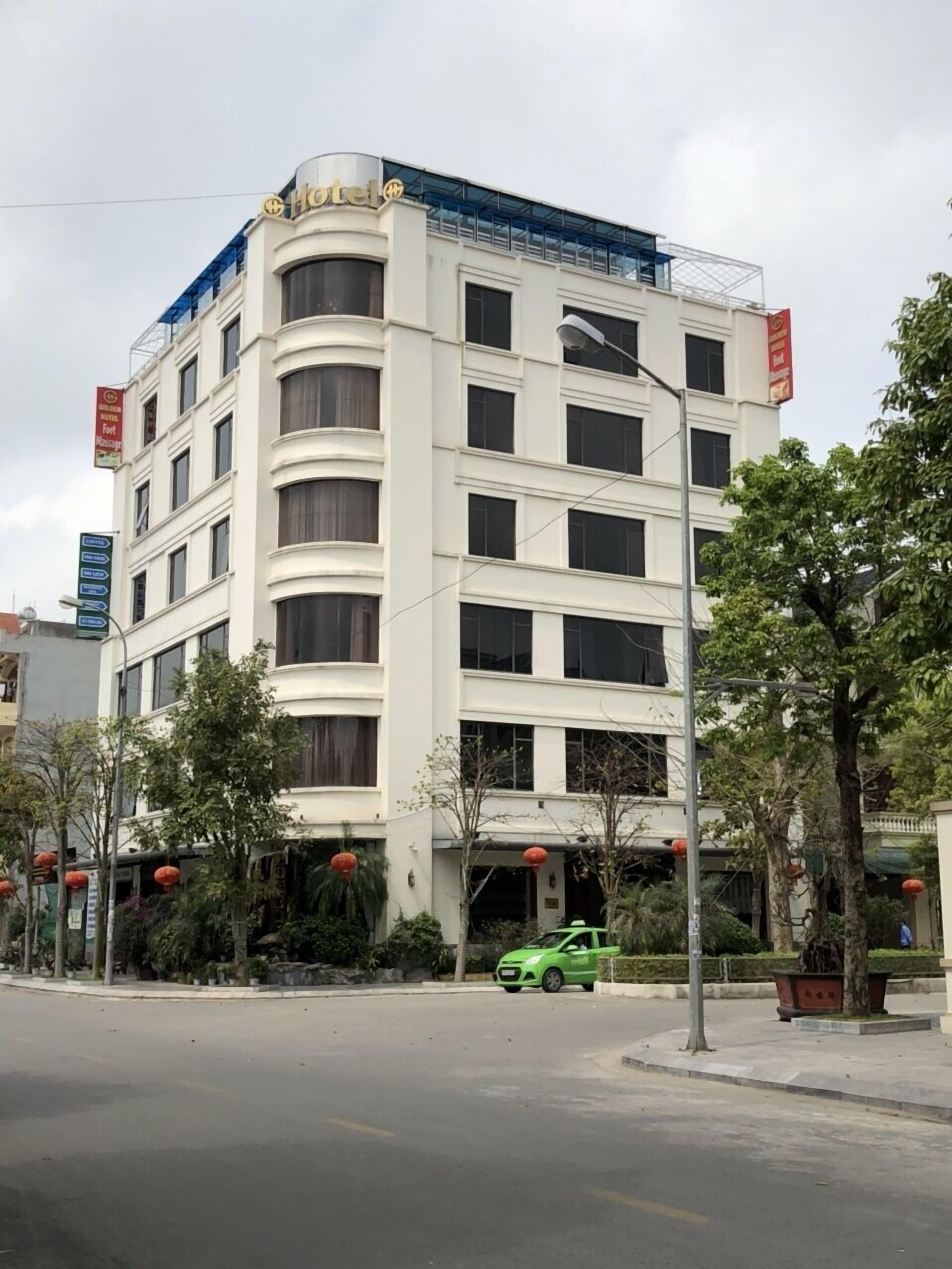 Un hotel de varios pisos con una fachada moderna, que presenta un cartel llamativo que dice 'Hotel' en la parte superior.