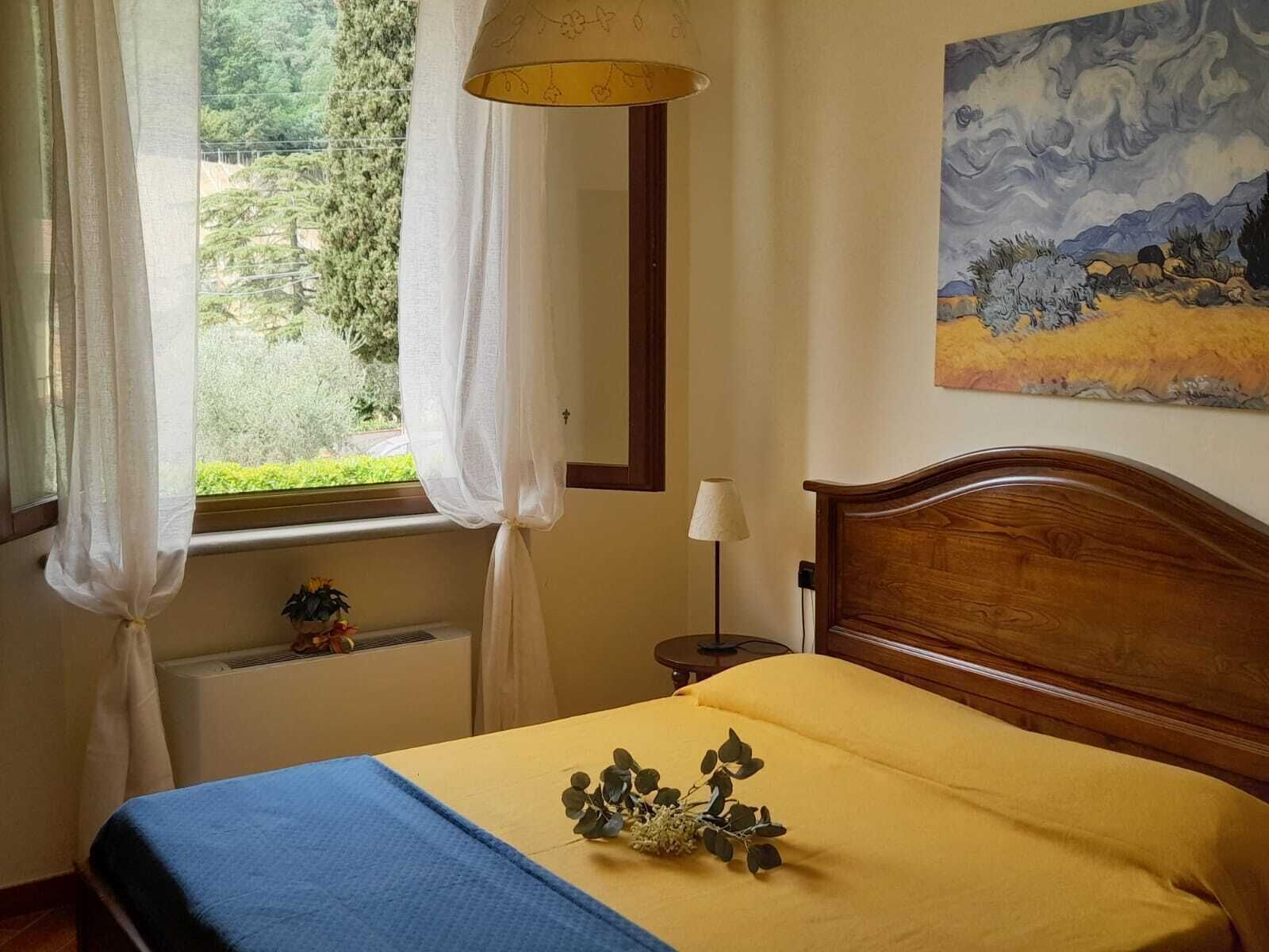 Hochwertige Bettwaren, Schreibtisch, Verdunkelungsvorhänge