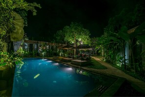 Outdoor pool, pool umbrellas, sun loungers - Maison Gen Angkor (Siem Reap)