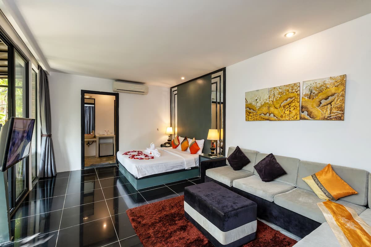 Minibar, caja de seguridad en la habitación y escritorio