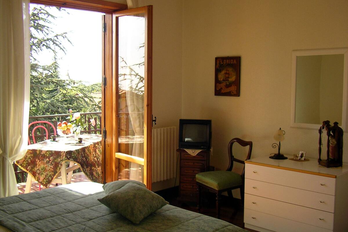 Premium bedding, iron/ironing board, rollaway beds, free WiFi