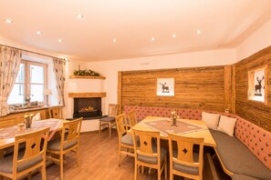 Free daily buffet breakfast  - Hotel Alpspitz B&B (Grainau)