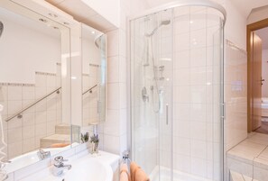 Comfort Double Room | Bathroom | Shower, rainfall showerhead, free toiletries, hair dryer - Hotel Alpspitz B&B (Grainau)