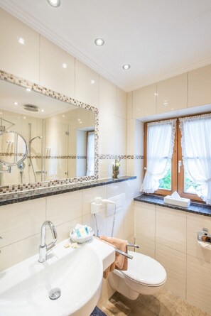 Double Room | Bathroom | Shower, rainfall showerhead, free toiletries, hair dryer - Hotel Alpspitz B&B (Grainau)