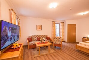 Ropa de cama hipoalergénica y caja de seguridad en la habitación 