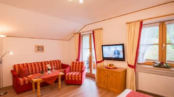 Comfort-Dreibettzimmer | Wohnbereich | 40-Zoll-Flachbildfernseher mit Kabelempfang, Fernseher