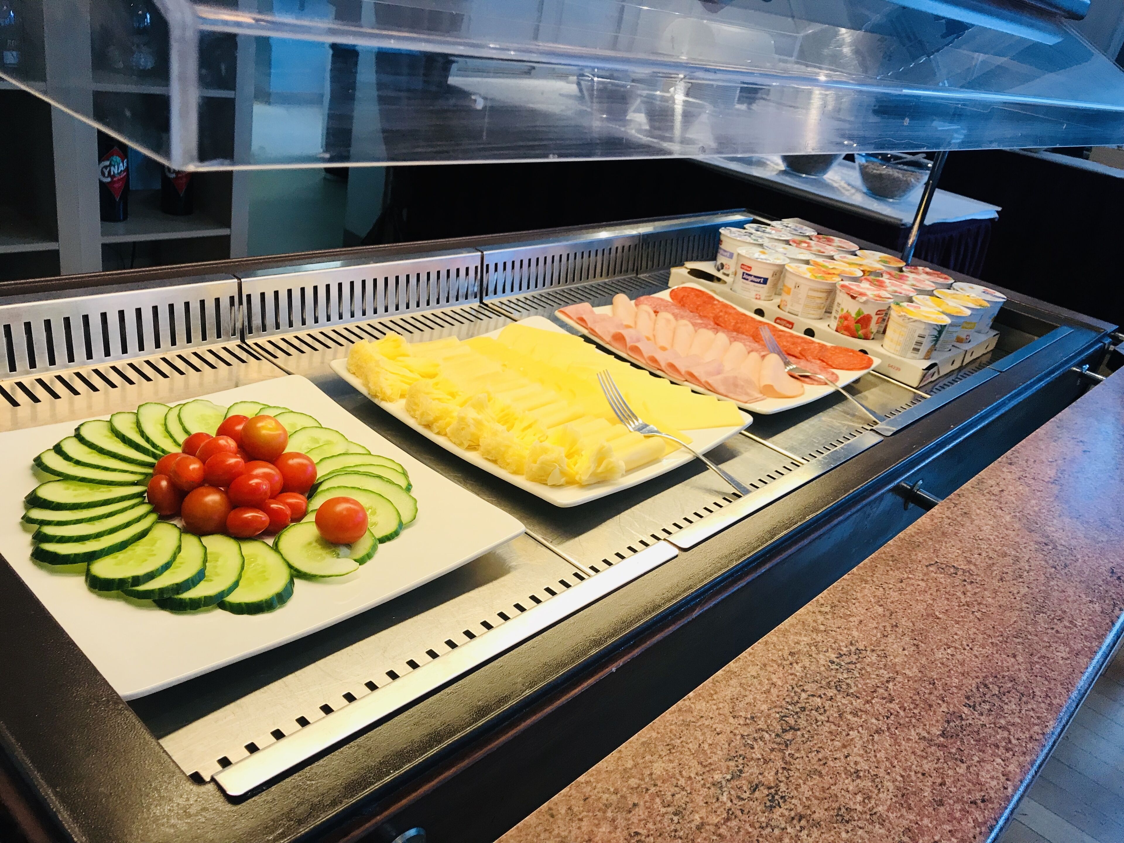 بوفيه فطور مجانًا يوميًا