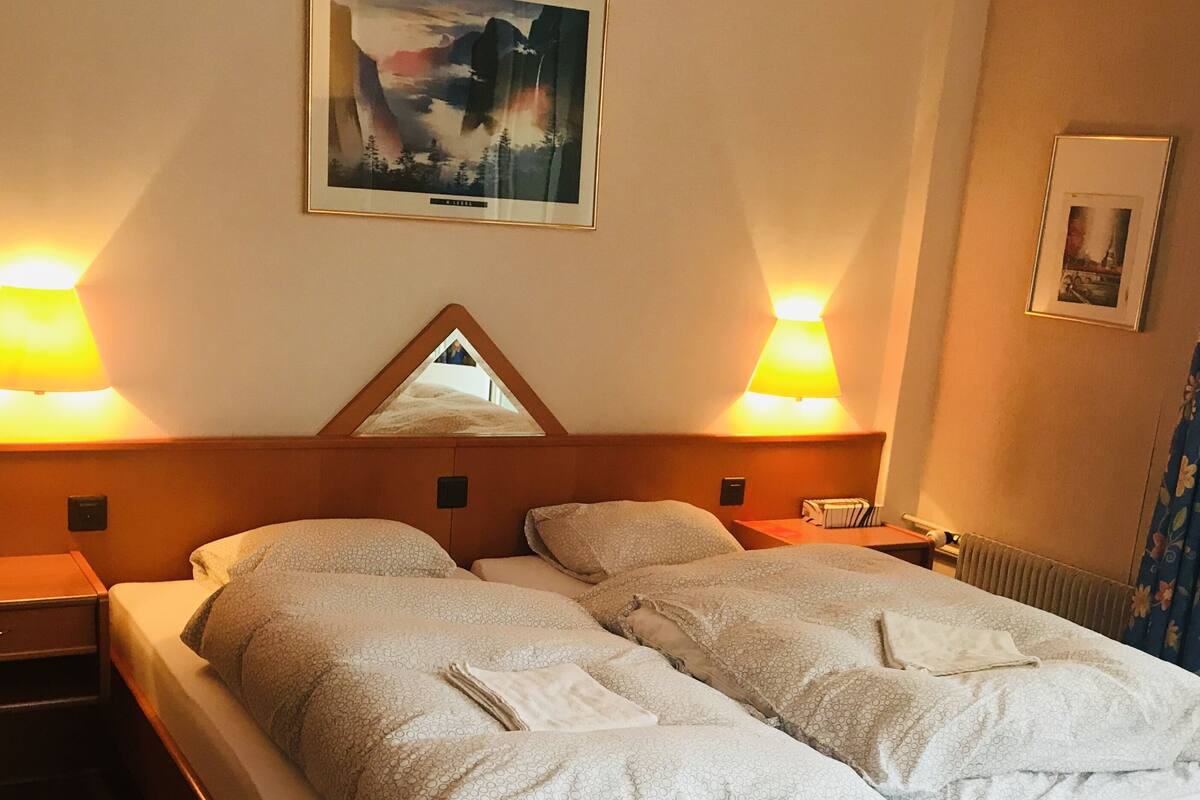 Family Room | Desk, rollaway beds, free WiFi