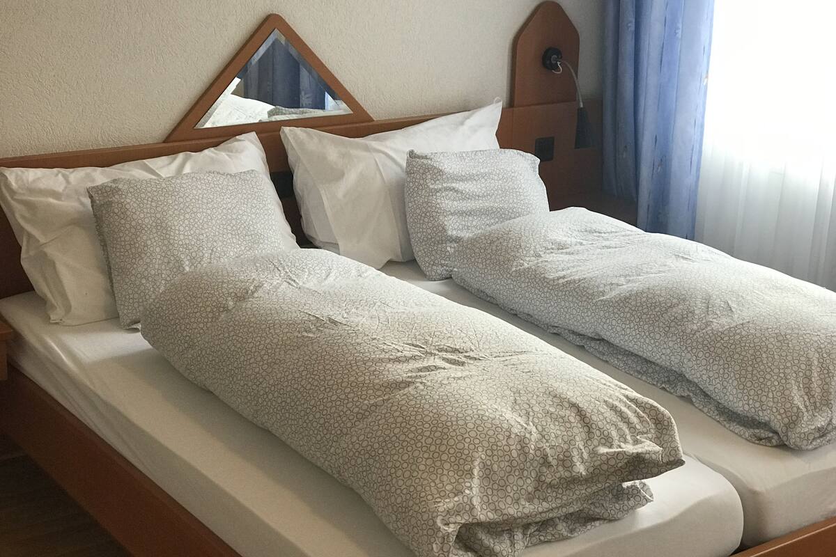 Habitación triple económica | 1 habitación, escritorio, camas extra y wifi gratis