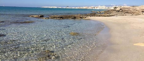 Una spiaggia nelle vicinanze