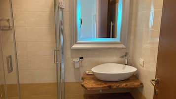 Quarto casal básico | Banheiro | Chuveiro, produtos de toalete grátis, secador de cabelo