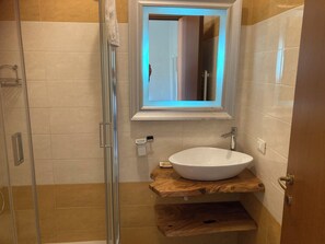 Habitación básica doble | Baño | Ducha, artículos de higiene personal gratuitos y secador de pelo