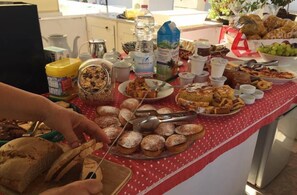 Termasuk sarapan masakan tempatan