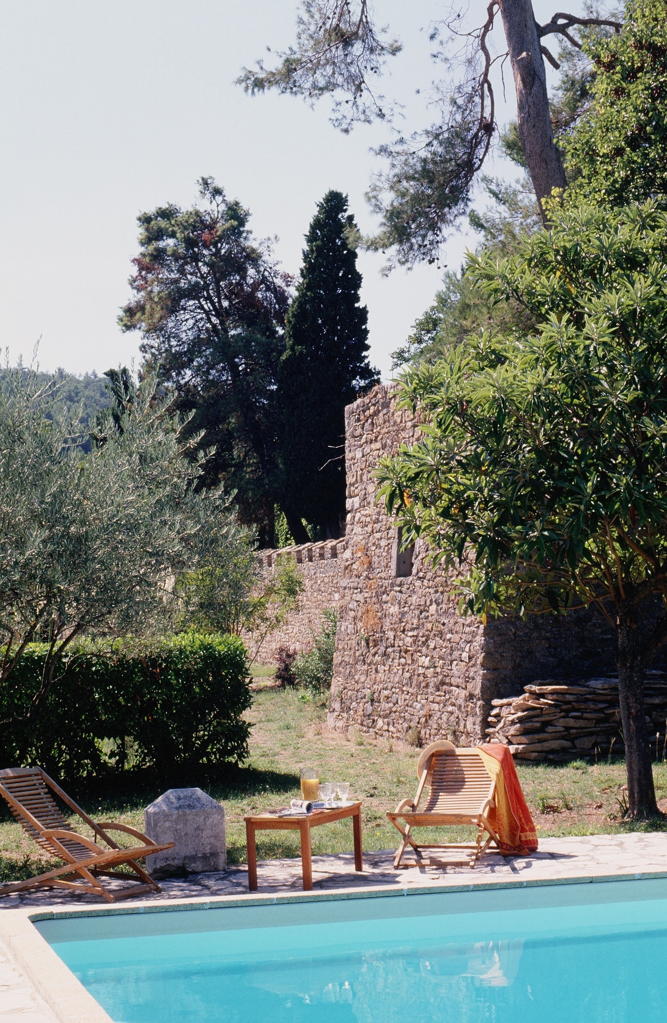 季节性开放的室外游泳池，08:00 至 20:00 开放，池畔遮阳伞，日光浴躺椅