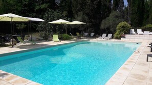 季節限定屋外プール、営業時間 8:00 ～ 20:00、プール パラソル、サンラウンジャー